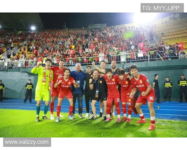 帅气足球后卫球星在赛场上的英勇表现与迷人风采展现